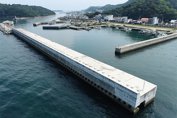 由良港　外港防波堤上部工嵩上げ工事（その２）